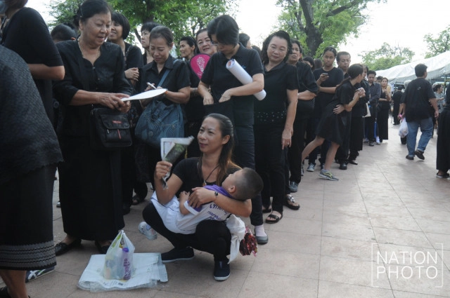 ประชาชนเข้าคิวรอลงนามแสดงความอาลัย ตั้งเเต่เช้าตรู่