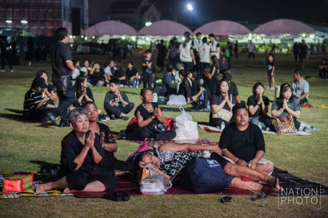 ปชช.ยอมปักหลักพักค้างคืนสนามหลวง
หวั่นไม่ได้เข้าสักการะพระบรมศพต่อหน้าพระบรมโกศ
