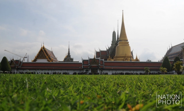 ประชาชนเข้าคิวรอลงนามแสดงความอาลัย ตั้งเเต่เช้าตรู่