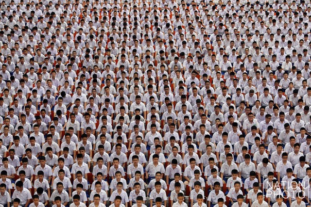 นักเรียนโรงเรียนอัสสัมชัญ ร่วมใจแปรอักษรพระบรมฉายาทิสลักษณ์ ในหลวง ร.๙