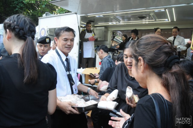 "พระองค์โสม"ประทานไก่ทอดร่วมกับศิลปิน