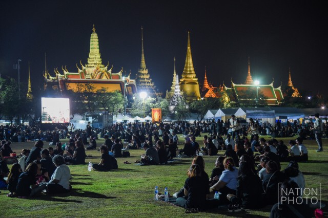 ปชช.ยอมปักหลักพักค้างคืนสนามหลวง
หวั่นไม่ได้เข้าสักการะพระบรมศพต่อหน้าพระบรมโกศ
