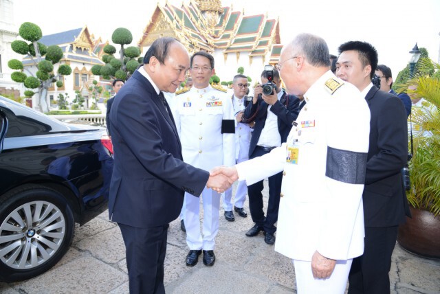 นายกรัฐมนตรีสาธารณรัฐสังคมนิยมเวียดนามวางพวงมาลาถวายราชสักการะพระบรมศพ และลงนามถวายความอาลัย