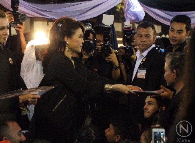 ทูลกระหม่อมหญิงฯพระราชทานอาหารให้พสกนิกร ทรงตรัส"ขอบคุณที่มากัน ท่ามกลางสายฝน"