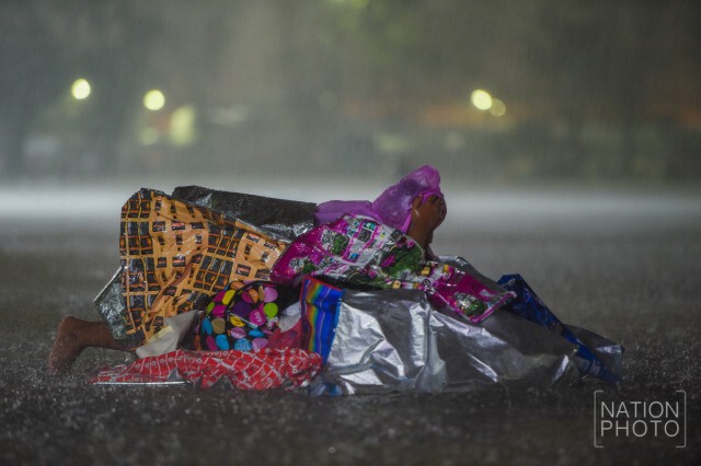ภาพชุด พสกนิกรฝ่าสายฝนรอกราบพระบรมศพ