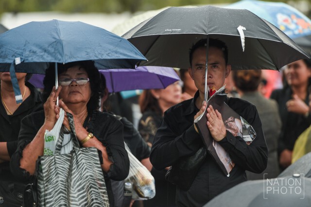 พสกนิกรฝ่าฝนรอเข้ากราบพระบรมศพแม้มีฝนโปรย