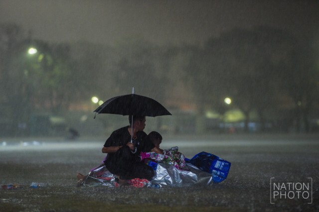 ภาพชุด พสกนิกรฝ่าสายฝนรอกราบพระบรมศพ