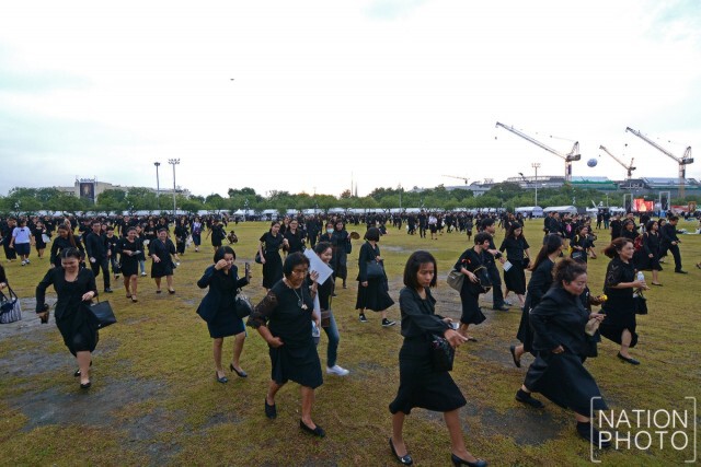 ปรับแผนงดแจกบัตรคิววันนี้! ขณะที่ ปชช.กลุ่มแรกเข้าสักการะพระบรมศพแล้ว