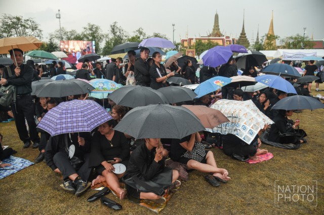 พสกนิกรฝ่าฝนรอเข้ากราบพระบรมศพแม้มีฝนโปรย