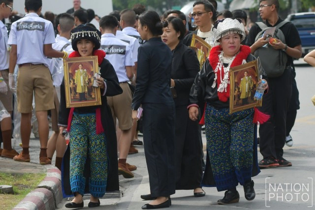 ภาพชุด ชาวไทยภูเขาเผ่าเมี่ยน ร่วมกราบสักการะพระบรมศพ
