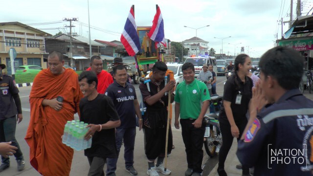ตร.ร่วมอำนวยความสะดวก หนุ่มศรีสะเกษเดินเท้าเป่าแคนถวายพ่อหลวง