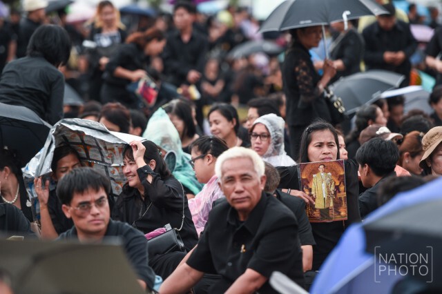 พสกนิกรฝ่าฝนรอเข้ากราบพระบรมศพแม้มีฝนโปรย