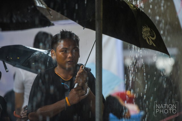 ภาพชุด พสกนิกรฝ่าสายฝนรอกราบพระบรมศพ