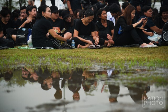 พสกนิกรฝ่าฝนรอเข้ากราบพระบรมศพแม้มีฝนโปรย