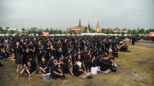 พสกนิกรฝ่าฝนรอเข้ากราบพระบรมศพแม้มีฝนโปรย