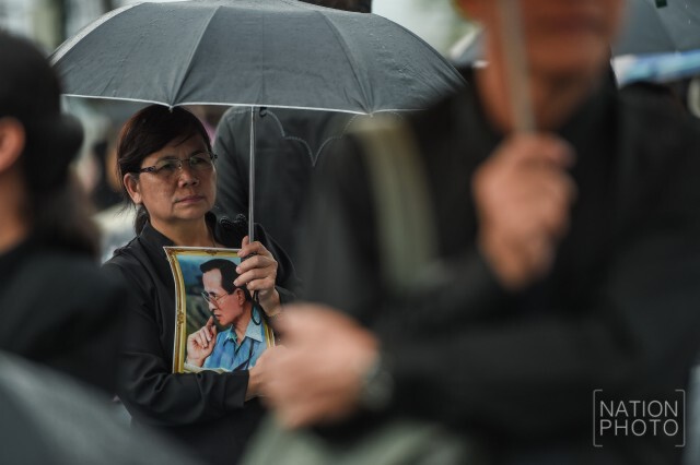 พสกนิกรฝ่าฝนรอเข้ากราบพระบรมศพแม้มีฝนโปรย