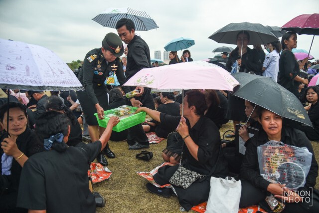 สมเด็จพระบรมฯ ทรงห่วงใยพสกนิกร
ให้นำขนมมาแจกประชาชนที่ท้องสนามหลวง