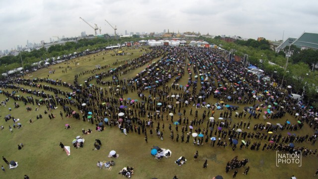 ภาพมุมสูง ประชาชนทั่วทุกสารทิศเข้าถวายสักการะพระบรมศพวันแรก