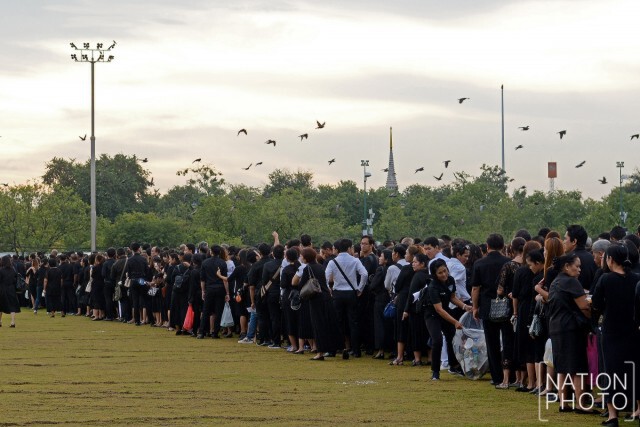 ปรับแผนงดแจกบัตรคิววันนี้! ขณะที่ ปชช.กลุ่มแรกเข้าสักการะพระบรมศพแล้ว