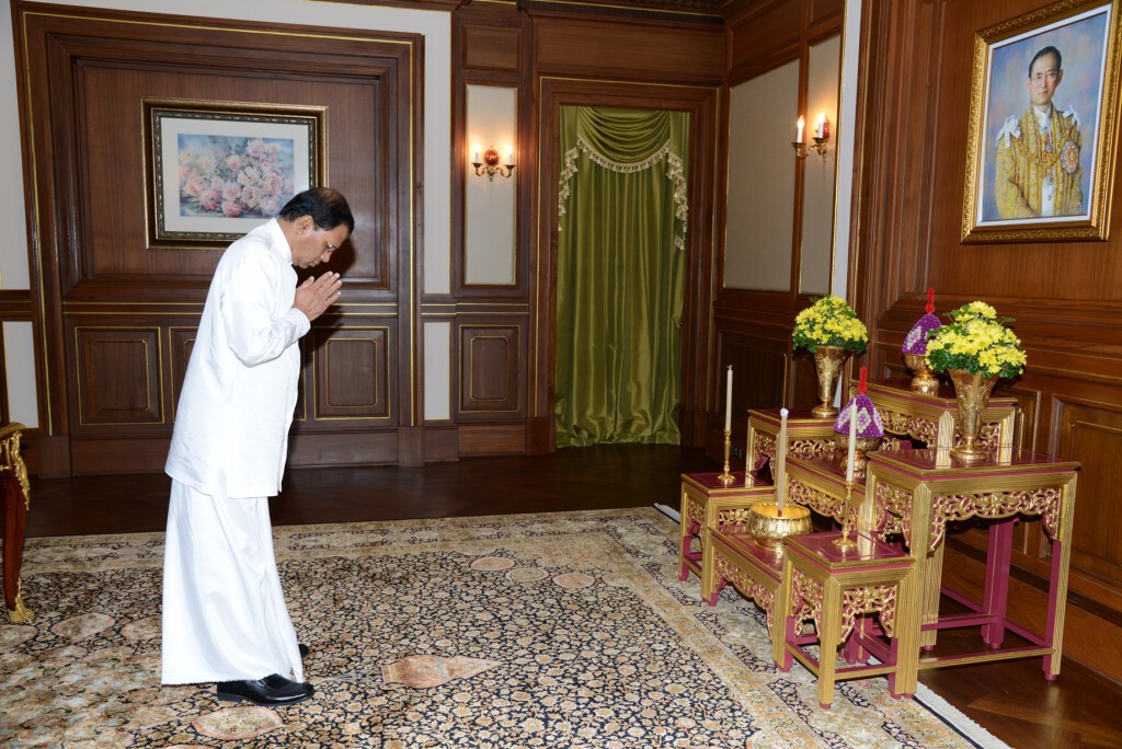 ประธานาธิบดีศรีลังกา วางมาลาถวายราชสักการะพระบรมศพ