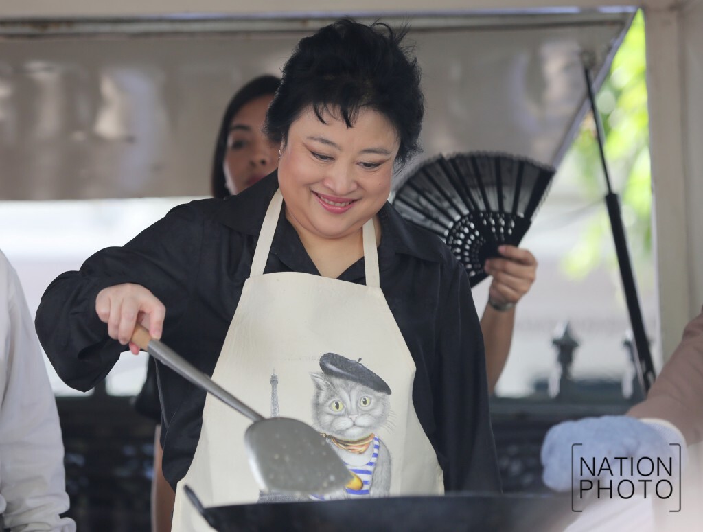 พระองค์โสมฯ ทรงทอดไก่ประทานให้แก่ประชาชน พระองค์โสมฯ ทรงทอดไก่ประทานให้แก่ประชาชน