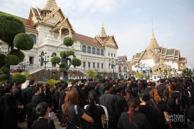 ประชาชนเข้าถวายสักการะพระบรมศพ เบื้องหน้าพระบรมโกศ วันที่ 2