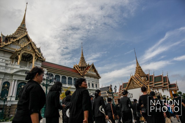 ประชาชนเข้าถวายสักการะพระบรมศพ เบื้องหน้าพระบรมโกศ วันที่ 2