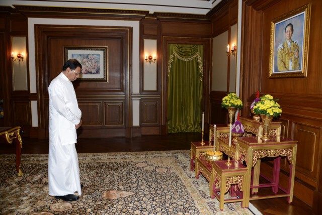 ประธานาธิบดีศรีลังกา วางมาลาถวายราชสักการะพระบรมศพ