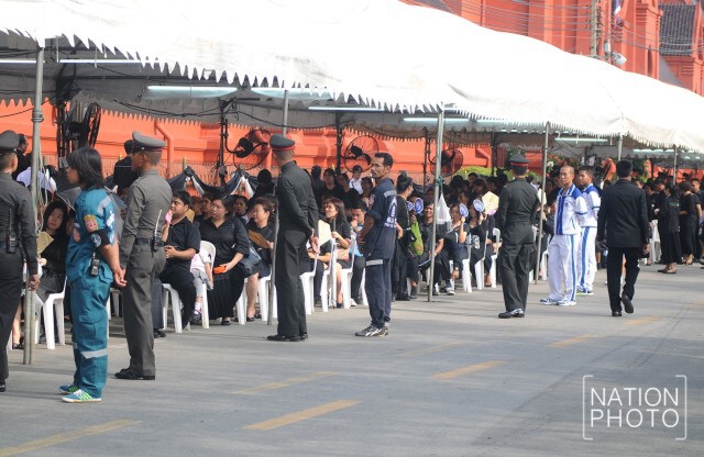 ร้อนเพียงใด...ก็ไม่ย่อท้อ เพียงเข้าถวายสักการะพระบรมศพ