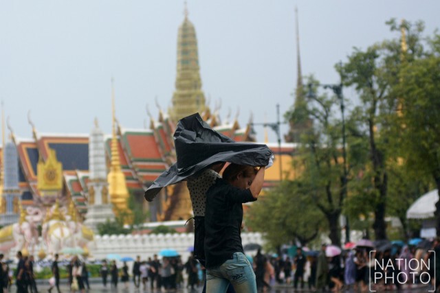 ฝนตกหนัก! ที่ท้องสนามหลวง