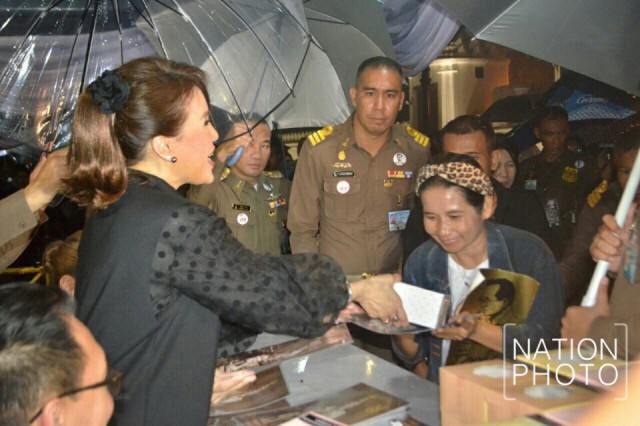 ทูลกระหม่อมหญิงอุบลรัตนราชกัญญาฯ เสด็จทรงประทานอาหารให้กับพสกนิกร