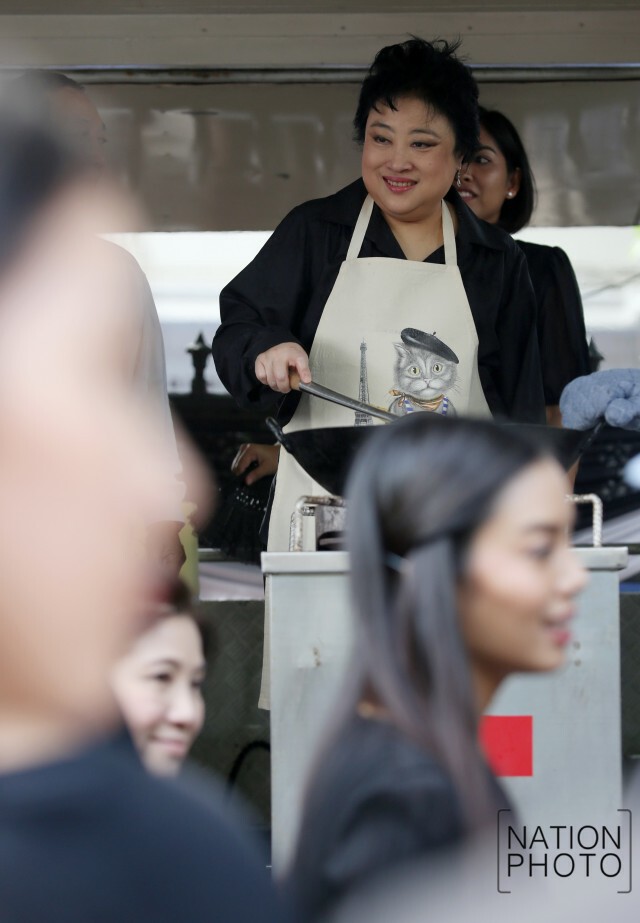 พระองค์โสมฯ ทรงทอดไก่ประทานให้แก่ประชาชน