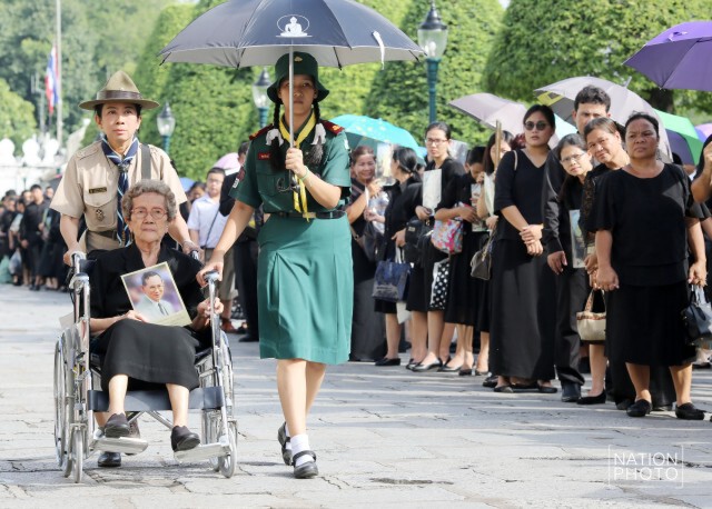ประชาชนเข้าถวายสักการะพระบรมศพ เบื้องหน้าพระบรมโกศ วันที่ 2
