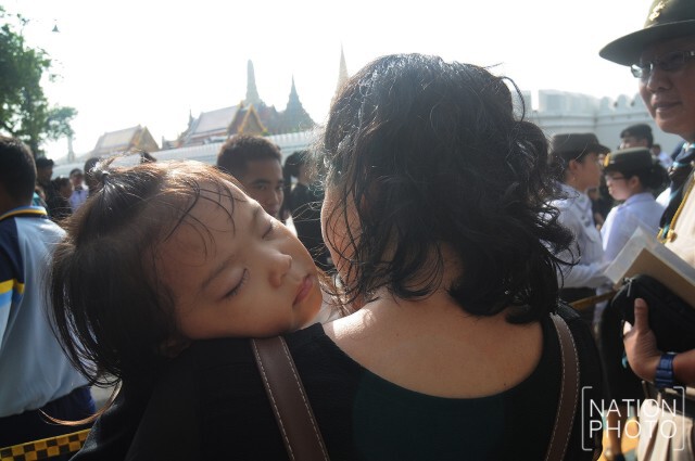 ร้อนเพียงใด...ก็ไม่ย่อท้อ เพียงเข้าถวายสักการะพระบรมศพ