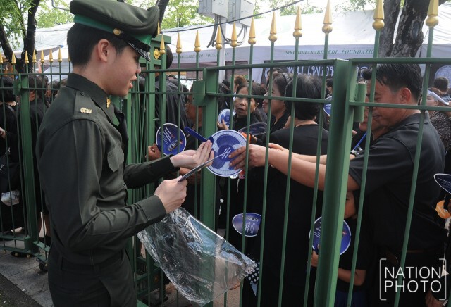 ร้อนเพียงใด...ก็ไม่ย่อท้อ เพียงเข้าถวายสักการะพระบรมศพ