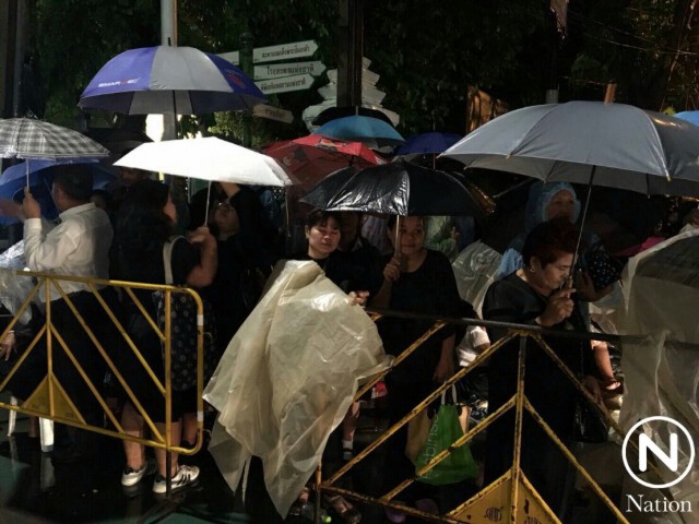ประชาชนนอนค้างคืน ตากฝน รอเข้าถวายสักการะพระบรมศพ เผยรอเข้าคิวตั้งแต่วันที่ 29 ต.ค.