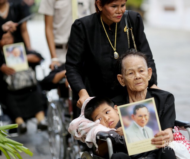 ประชาชนเข้าถวายสักการะพระบรมศพ เบื้องหน้าพระบรมโกศ วันที่ 2