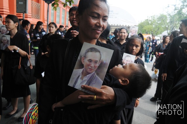 ร้อนเพียงใด...ก็ไม่ย่อท้อ เพียงเข้าถวายสักการะพระบรมศพ