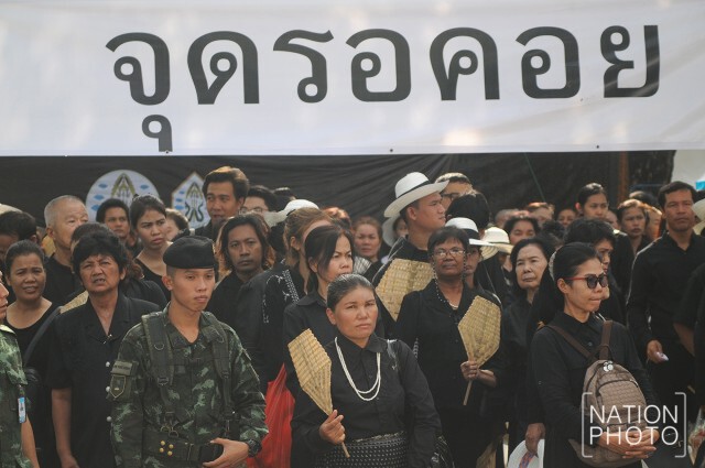 ร้อนเพียงใด...ก็ไม่ย่อท้อ เพียงเข้าถวายสักการะพระบรมศพ