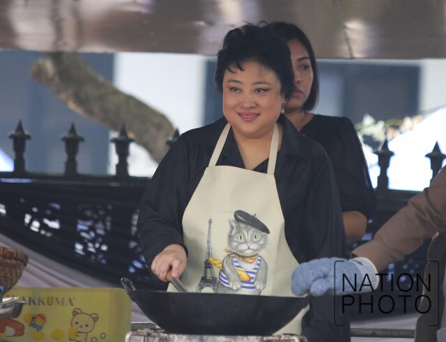 พระองค์โสมฯ ทรงทอดไก่ประทานให้แก่ประชาชน