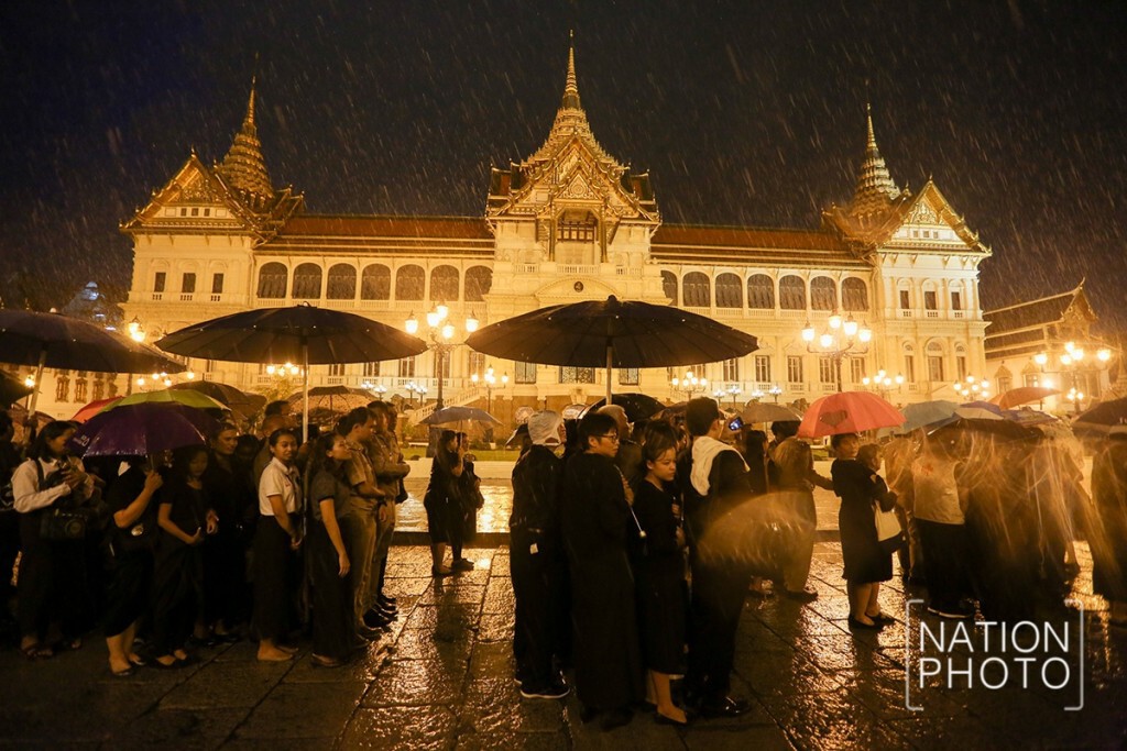 แม้ฝนตกประชาชนยังคงเข้าถวายสักการะพระบรมศพ เบื้องหน้าพระบรมโกศ แม้ฝนตกประชาชนยังคงเข้าถวายสักการะพระบรมศพ เบื้องหน้าพระบรมโกศ