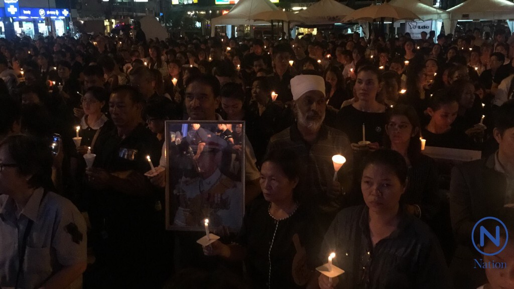 ชาวเชียงใหม่นับพันจุดเทียนถวายอาลัยเป็นวันที่ 3 ชาวเชียงใหม่นับพันจุดเทียนถวายอาลัยเป็นวันที่ 3