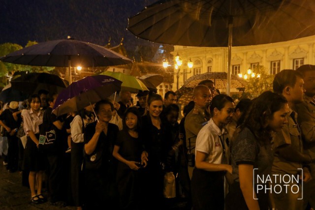 แม้ฝนตกประชาชนยังคงเข้าถวายสักการะพระบรมศพ เบื้องหน้าพระบรมโกศ