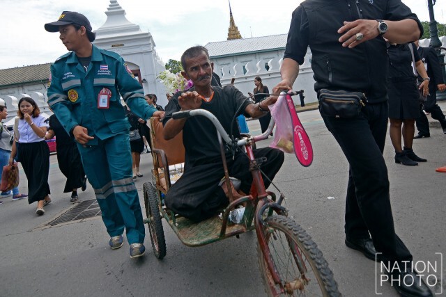 ทองสาย บุญมา ชายพิการชาวสุรินทร์ โยก 3 ล้อเข้ากทม.ครั้งแรกในชีวิต ร่วมสักการะพระบรมศพ