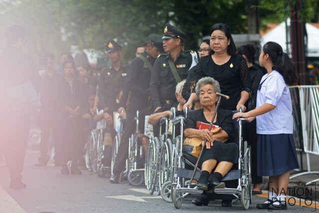 ประชาชนเข้าถวายสักการะพระบรมศพ เบื้องหน้าพระบรมโกศ วันที่ 3