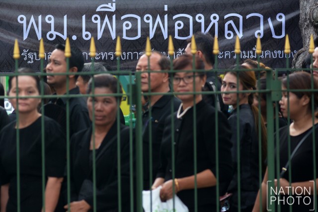 ประชาชนเข้าถวายสักการะพระบรมศพ เบื้องหน้าพระบรมโกศ วันที่ 3