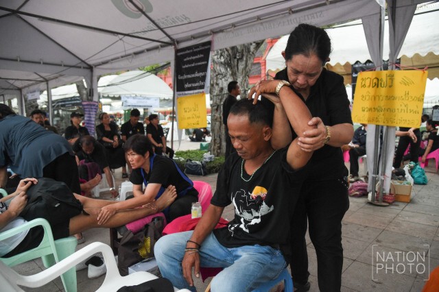 ใครปวดเมื่อยเชิญทางนี้ บริการนวดฟรีที่สนามหลวง