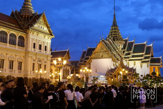 แม้ฝนตกประชาชนยังคงเข้าถวายสักการะพระบรมศพ เบื้องหน้าพระบรมโกศ