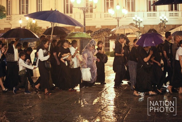 แม้ฝนตกประชาชนยังคงเข้าถวายสักการะพระบรมศพ เบื้องหน้าพระบรมโกศ