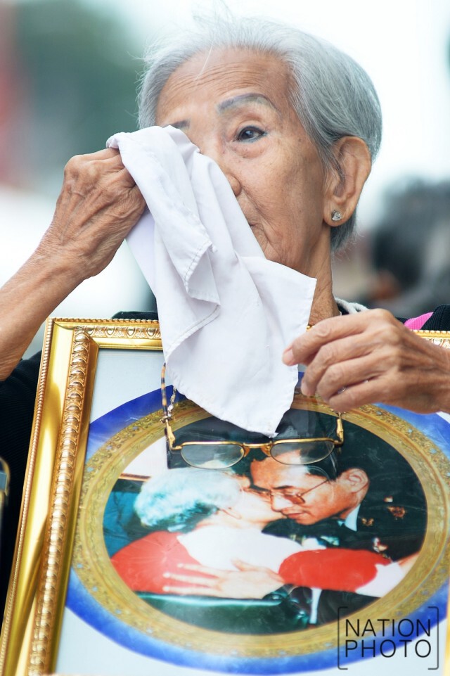 ประชาชนเข้าถวายสักการะพระบรมศพ เบื้องหน้าพระบรมโกศ วันที่ 3